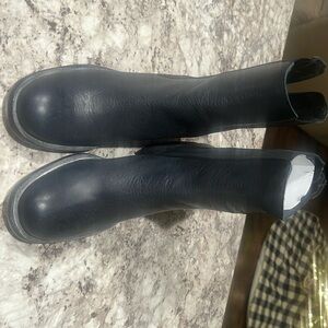 Free people essential Chelsea boot size 6 black zipper back closure